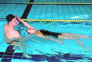 はじめて背泳ぎ